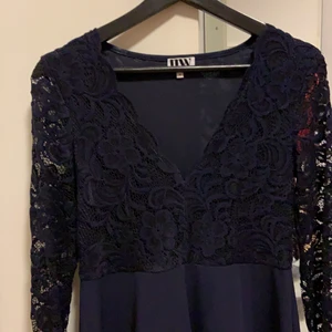 Mörkblå klänning - Superfin mörkblå klänning i skatermodell och med spetsdetaljer. Endast använd två gånger och säljer då den inte är min stil längre.                                                            Stl M och passar mig som vanligtvis är 40-42. Jag är 172 cm lång och kan bli lite kort om man är över det, annars perfekt<3