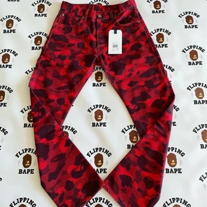 BAPE x Levi’s Jeans  - Från BAPE x Levi’s kollektionen storlek 32 killstorlek så de sitter baggie helt nya (inte min bild) 