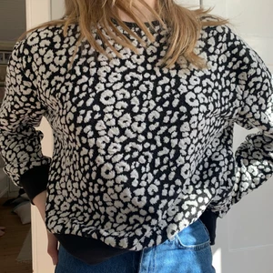 Leopardmönstrad sweatshirt  - Säljer denna fina tröja i bra skick!