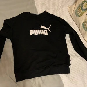 Svart puma sweatshirt - En svart puma sweatshirt. Aldrig använd. Säljes då jag har två likadana.
