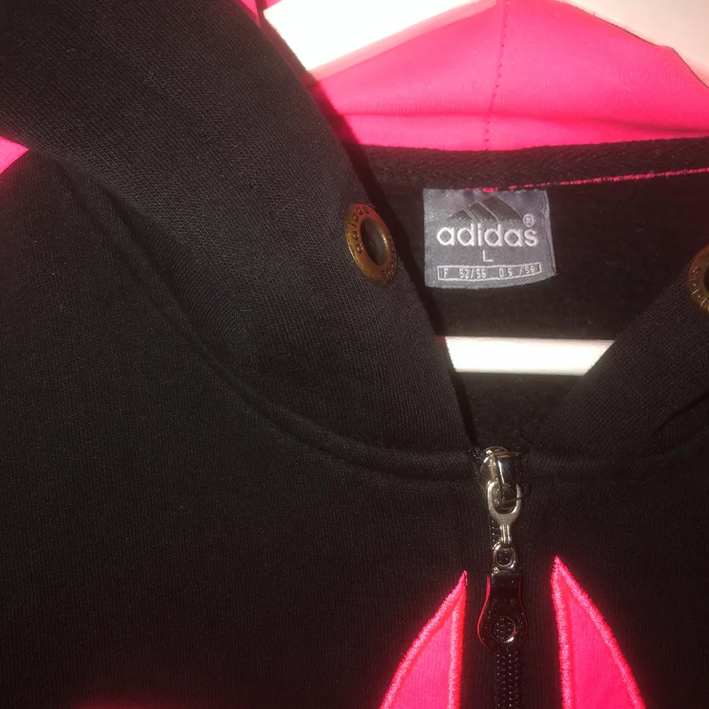 En supersnygg adidas-hoodie i svart och rosa! Storleken är angiven som L men sitter som en S. Är i ett tjockt och lyxigt material. . Hoodies.