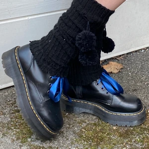 Dr martens med platå - Säljer mina fina dr martens som jag aldrig använder längre. Dom är bekväma och har typ använt dom 3-4 gånger. Köpta på skouno i Stockholm för 2300kr. Men vill verkligen sälja dom så kan kanske gå ner rätt mycket i pris i värsta fall. (Finns även vanliga skosnören om man vill byta)