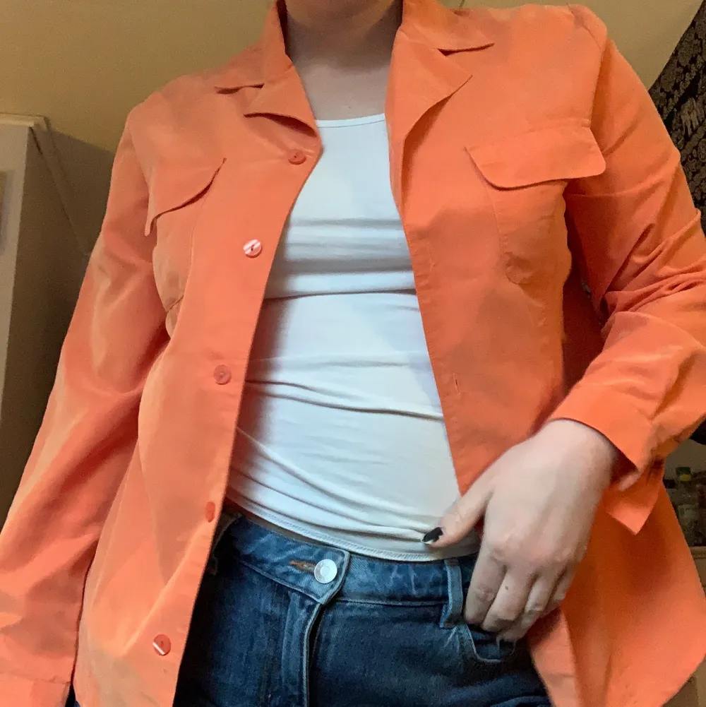Cool kostym/skjorta ifrån Number One som är orange/rosa (laxfärgad) i olika ljus. Nyskick.                                         Storlek: 40 🧡. Kostymer.