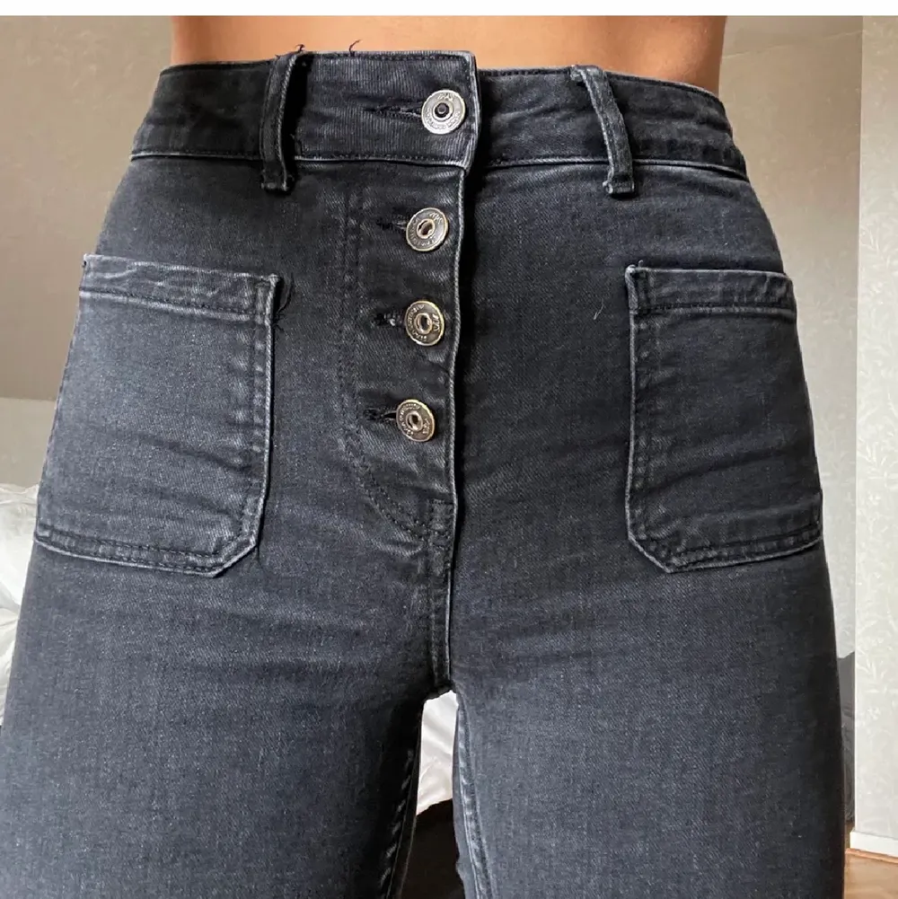 Superfina jeans från zara med snygga detaljer, lite långa på mig som är 164 men går självklart att klippa efter sin längd!⚡️. Jeans & Byxor.