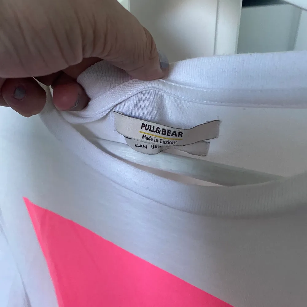 Världens snyggaste tröjan från pull&bear. Har en neon-rosa ruta på mitten av plagget & en svart text i det högra nedre hörnet 💓 Tröjan är i storlek M & sitter lite oversized! Använd 1 gång alltså som ny! ☺️. T-shirts.