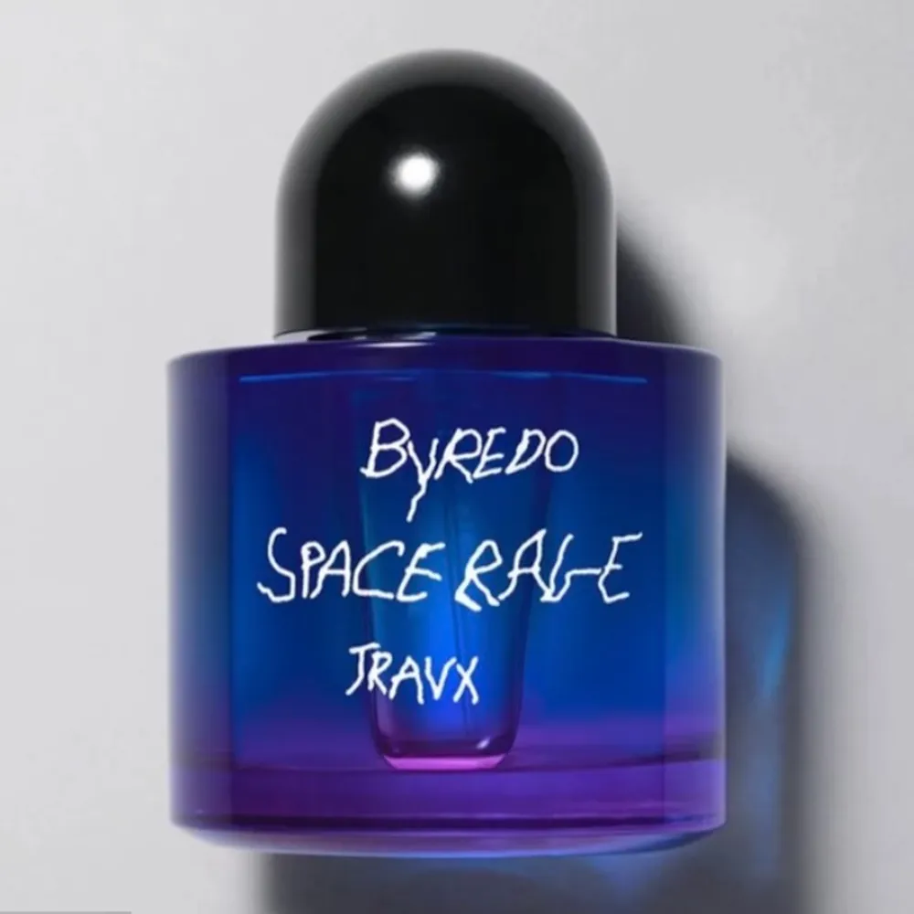 Funderar på att sälja denna exklusiva Travis Scott for BYREDO Travx Space rage parfymen, förpackningen är helt oöppnad, jag har doftljuset och tycker den luktar galet gott. Hör av er vid frågor.. Övrigt.