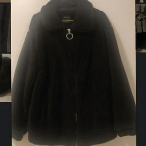 Jacka - Black fussy coat, size L. (For me this ends above the bum, I'm 177cm)