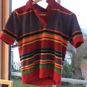 Topp - Säljer denna snygga tröjan med krage från Poli Ralph Lauren. Sitter hur bra som helst och är så snygg. Tröjan är i storlek M men passar mig som vanligtvis bär S. Tröjan är använd men har inga skador eller märken och är så gott som ny. Hör av er om ni har frågor🌸 budgivning i kommentarerna vid stort intresse och köparen står för frakten💓