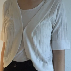 Vit kofta i bra skick - En riktig favoritkofta som tyvärr måste säljas då den inte används. Storleken är L. Köpare betalar frakt. Kan även mötas upp i Malmö.