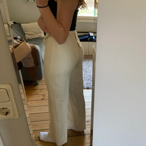 Linnebyxor med pressveck från Bershka. - Jättefina och långa linnebyxor med pressveck från Bershka i storlek 36/34. Endast testade på när jag fick hem dom. Jag är ca 173 och har rätt långa ben och på mig är dom perfekta i längden.