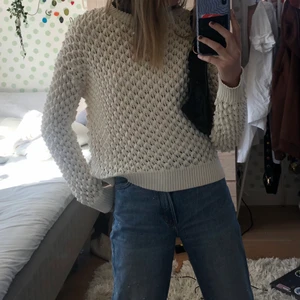 Stickad vit knopprig tröja med en svart kant, Zara - Har mest varit i min garderob och har använts 3-4 gånger. Fint skick och bra material. Jag själv är 170 och det är bara amarna som är lite korta 💋💋 