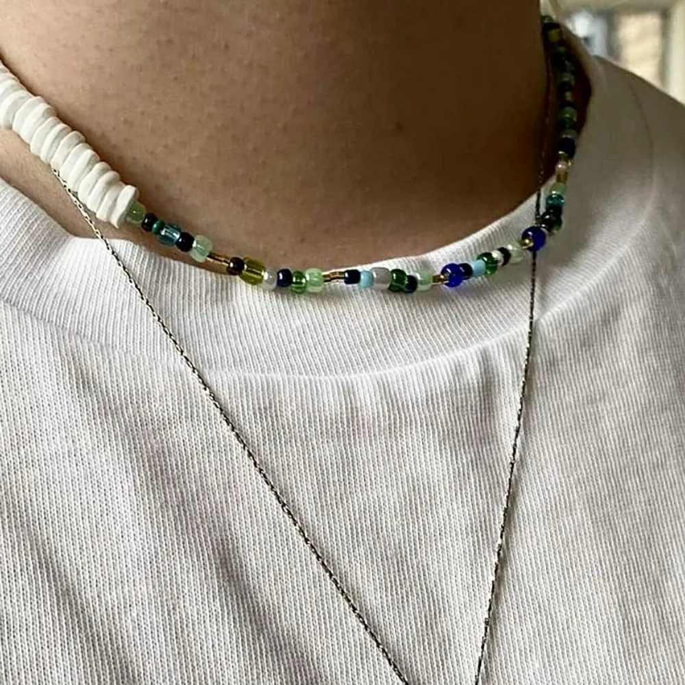 Egengjort halsband med elastiskt band, perfekt till sommaren! ☀️                                                              Det går att få i annan färg om önskas! 😋🥰. Accessoarer.