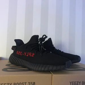 Yeezy 350 black red bred - Säljer 6 par yeezy 350 breds som går för 3700-4200kr styck. Mitt pris är 3400kr styck.            Storlekarna jag har inne: us 6, 3 stycken us 10, us 10.5 och us 11.                                                              Kan frakta (köparen står för frakten) eller local meetup i Alvik. För mer frågor tveka inte att fråga mvh//