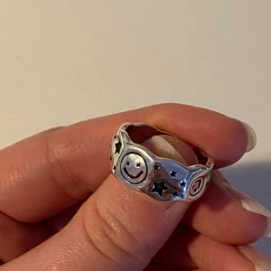 Ring  - Ring i 925 sterling silver med smileys och stjärnor 🌟 Justerbar i storlek, 79 kr ✨🌟