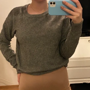 Filippa k tröja  - Väldigt bekväm tröja från Filippa, använd fåtal gånger så i fint skick. Rökfritt men djur finns i huset.