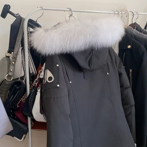 Moose knuckles stirling parka dam - Hej! Säljer min Moose knuckles stirling parka dam. Riktigt fräsch och snygg jacka i storlek S, varm och formar kroppen fint. Stor fin och omhändertagen päls. Jackan är tung i sig och varm om vintern, passar till mycket. Kvitto tillkommer samt frakt. Säljer jackan pågrund av att jag ska studera utomlands, så därmed är jag inte i behov av den längre. Kan tänka mig diskutera pris.