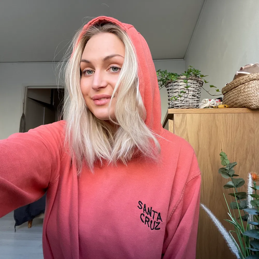 Underbar skön hoodie att slänga på sig! Snygg & unik färg samt häftigt tryck på ryggen 🌸 storlek är ”unknown” men jag är själv en 38/40. Hoodies.