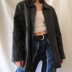 Skinnjacka  - Snygg vintage skinnjacka🕺 passar XS-L beroende på hur du vill att den ska sitta. Så jäkla cool, men kommer ej till användning. Edit: flera är intresserade, buda gärna!😊 (frakt tillkommer) fler bilder kan skickas. 