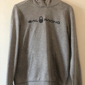 Sailrasing - Sailrasing Hoodie använt minst 2 gånger. Den är nyskick. Storleken är största storleken i barn storlek och kan räknas som S.