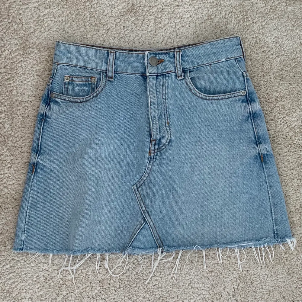 Jeans kjol från Bershka i storlek 36.  Köparen står för frakten som ligger på 65 kr och betalning sker via swish<3. Kjolar.