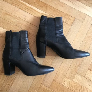 Vagabond stövlar  - Stövlar från märket Vagabond i storlek 39. Klackhöjden är 9 cm. Använda vid ett fåtal tillfällen och är i princip nyskick förutom den lilla repan på ena klacken som kan ses på bild. Toppskick! 