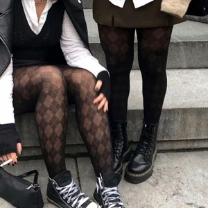 Rutiga strumpbyxor 20 denier  - Strumpbyxor från @jolie.uf , så snygga men fick inte så mycket använding för de som jag trodde. Använda 1 gång under ett kort tillfälle så de är som nya! Super bra kvalite. Köpta för 150 kr. Alla bilder är lånade från företagets instagram.