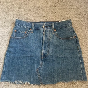 Jeanskjol Levis - Jättefin jeanskjol från Levis, mycket bra skick. Säljer på grund av att den är för stor. Storlek 25 i midjan❤️ Nypris 549 kr. Buda gärna i kommentarerna!