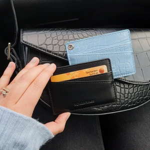 Korthållare - Vi är ett UF som säljer dessa korthållare!! Kika in vår instagram eller våra andra annonser för mer info!!  vi har ett stort lager så bara att höra av sig om ni vill köpa😀 10 kr från varje såld korthållare skänks i april till Unicef❤