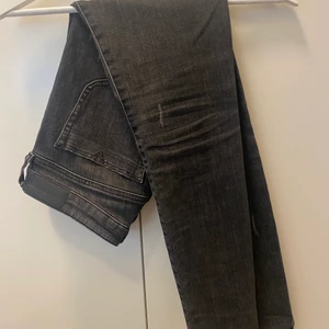 Diesel jeans - Frakten ingår inte i priset. Gråa jeans från Diesel med lite slitningar i storlek 26/30.