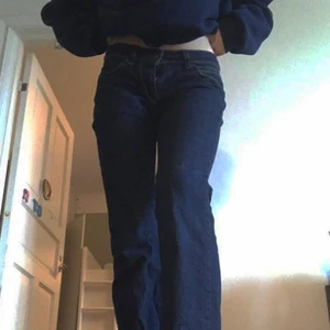 Lågmidjade jeans  - Sänder som här skit snygga jeansen från Levis. Skitsnygga men använder som inte så mycket. Jag är xs-s och de passar mig bra. Är 168 och de fungerar men passar nog bättre lite kortare. Skriv för fler bilder. Dom är lågmidjade och botcut🥰🥰Kan posta om mötas upp i Stockholm🥰