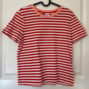 Randig t-shirt från & other stories - Röd och vit randig tröja från & other stories | Paris atelier i storlek 38