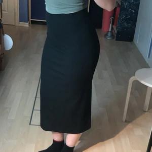 Ankellång kjol - Svart, använd några ggr, fint skick, väldigt bekväm, elastisk midja