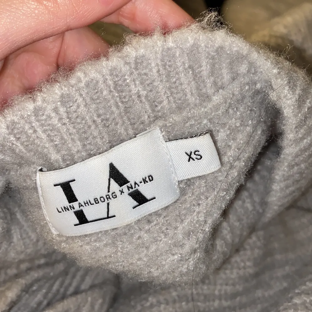Jag säljer denna skit snygga stickade tröja från Linn Ahlborgs kollektion hon gjorde några år tillbaka med NAKD. Den har ballongärmar och öppen i ryggen vilket är skit snyggt! Extremt skönt material. Nypris på tröjan var 500kr. Stickat.