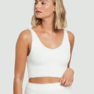 vitt fluffigt linne - Ett jättebekvämt och mysigt linne från bikbok. Aldrig använt och är i nyskick. Frakt tillkommer🤍