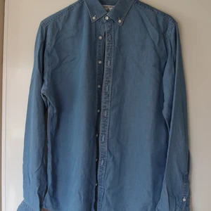 Klimatsnälla skjortan - Denimfärgad Slim fit-skjorta från the shirt factory, i klimatsnälla materialet 100% tencell. Snyggt och ruggigt skönt material dessutom. Hade gärna haft den kvar, men krympte efter första tvätten. Strl 40. Känns som en Medium 