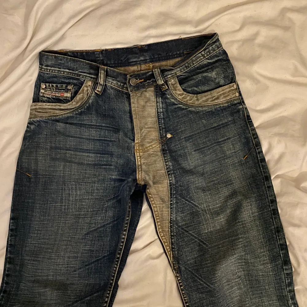 Baggy coola jeans från Diesel, köpta på plick men satt inte som jag ville:/ Sitter lågmidjad-midrise typ, första bilden är från förra säljaren, skriv för fler!💕. Jeans & Byxor.