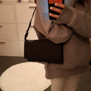 Väska - Hej!💖 säljer denna jätte dina väskan från shein! Fick den igår! Fri frakt 😃 säljer den för den är lite för stor! Inte använd. Bra kvalite! Skriv till mig ifal ni vill köpa🌸 tvättar och dinsifikterar väskan! Som bebis att jag postar väskan skickar jag bild eller vidio! Swish endast🦋