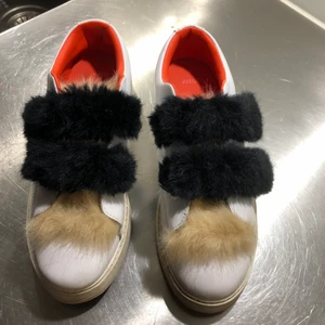 Kardborre sneakers Zara - Ett par skitsnygga sneakers från zara med kardborreband. Storlek 40 men passar 39. Kan mötas upp i Stockholm eller leverera men då står köparen för frakten!