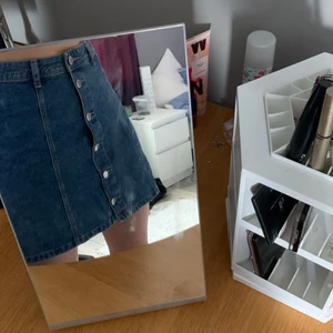 kjol  - vanlig basic kjol från hm. storlek 32, sitter jättefint runt midjan. knappt använd! 💙 