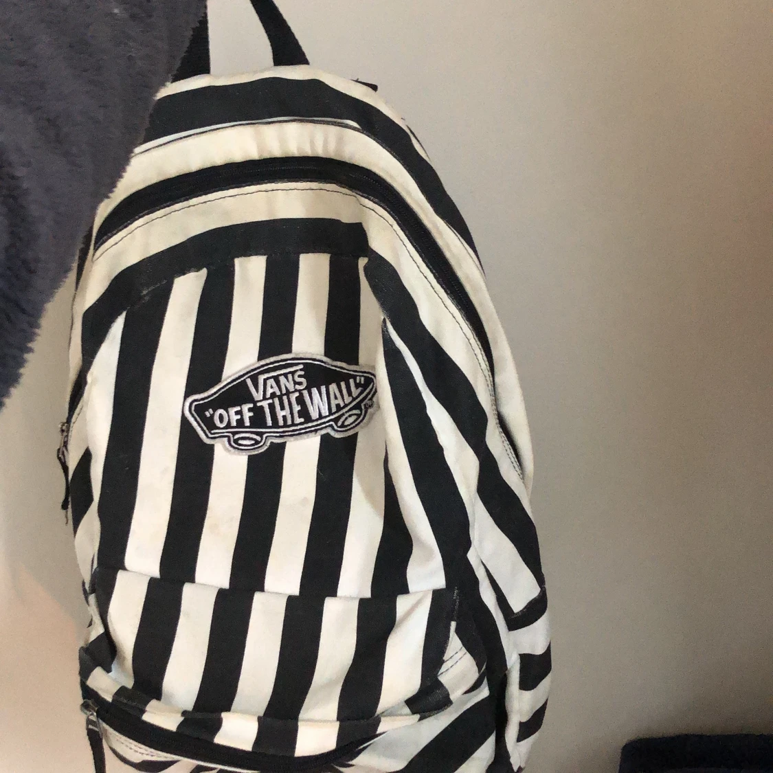 Svartvit, randig vans ryggsäck.  - 90