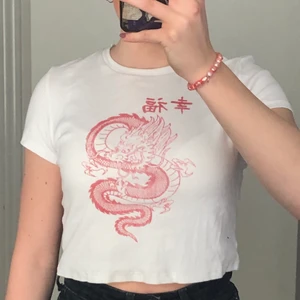 Topp - Säljer denna snygga tröja från bershka. Storlek L men sitter som en S/M, väldigt strechig. Köparen står för frakt!💕