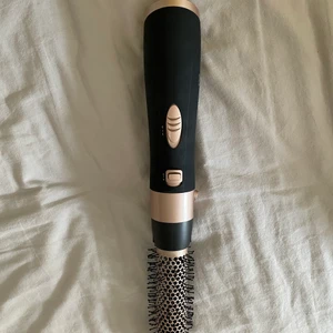 Fönborste - Säljer denna superbra gönborste, den har tre olika nivåer och kan blåsa både varm och kall luft. Resultatet blir så fint! Säljer då jag har två. 