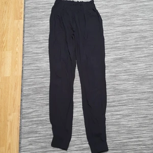 Byxa - Snygg byxa i 100% viscose med möjlighet till skräp och muddar nertill.