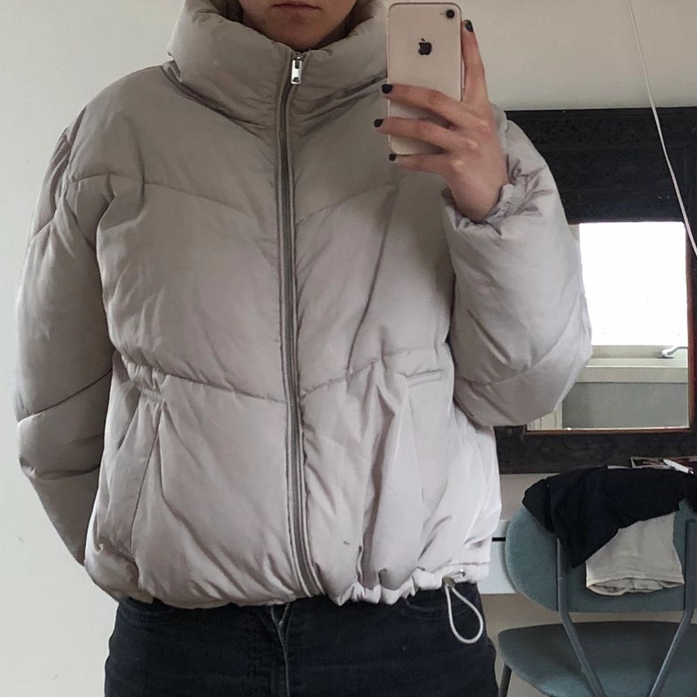Super skön jacka från H&M, köptes för ett år sen. Jackans färg är ljus ljus grå, jackans färg ser man tydligt på bild 1 .Har använt den upptill 5 gånger som mest. Har inte lagt ut ett pris än, men skriv i chatten så kan priset diskuteras:). Jackor.