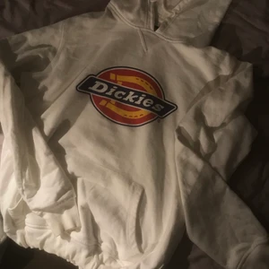 vit dickies hoodie - vit hoodie från dickies, har sytt in ett gummiband i mudden men den går att ta bort om man skulle önska. använd enstaka gånger. ❗️högsta bud: 200kr+frakt❗️