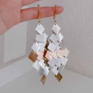 ✨ silver-guldiga örhängen ✨ - säljer ett par örhängen i silver/guld-imitation! 💛