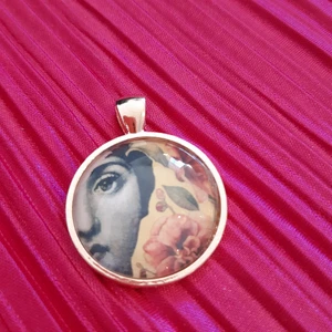 Fornasetti halssmycke Roséguldfärgat - Snyggt halssmycke med Fornasetti-motiv. Roséguldfärgad nickelfri metall och glas. 25 mm i diameter.