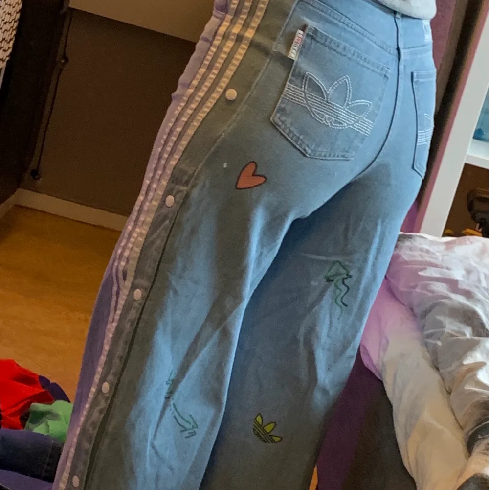 Fina jeans använda ett fåtal gånger, är i st 36 men passar även en 38. Går att knäppa hela vägen upp så passar bra till vår/sommar då man vill ha det lite uppknäppt! Nypris 1300kr säljes för 400kr. Jeans & Byxor.