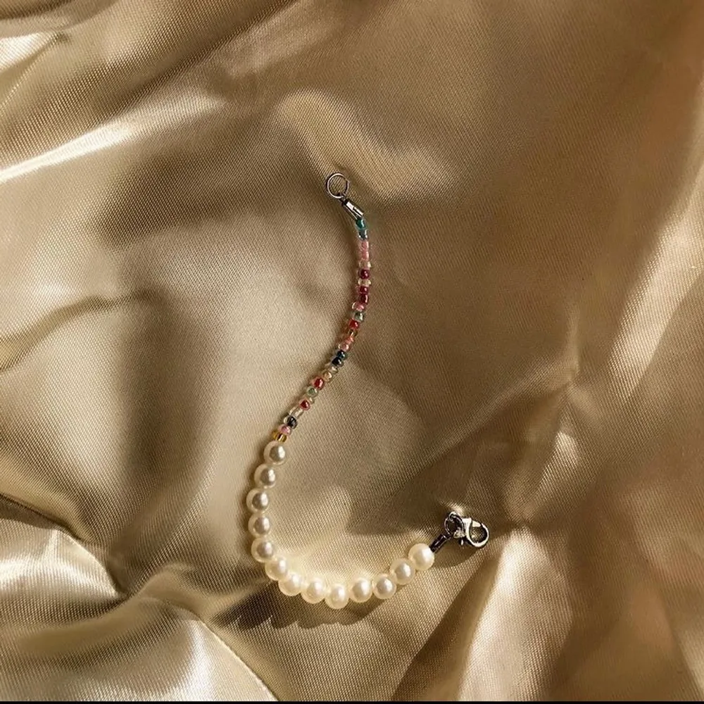 HALF ’N’ HALF ROCK CANDY BRACELET 🍭 säljer ett handgjort armband av glaspärlor 39kr, men eftersom att det är rea tills 8 maj så är det rea på 29kr 💕 Passa på nu!! Också perfekt smycke inför sommaren med fina toppar ju 😍 Instagram @designbyliya_ ❗️❗️❗️. Accessoarer.