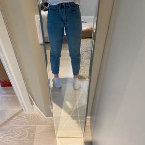 Ett par mom jeans aldrig använda, lite för små för mig, super fina och väldigt bra skick! Köpta för något år sedan! Orginal pris ca 500kr